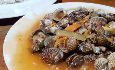 Tatlı ve ekşi deniz tarakları, işlenmiş taze kabuklu deniz ürünleri, acı biber sosu, domates, zencefil, bombay, sarımsak ve istiridye sosuyla pişirilmiş bir yemektir.