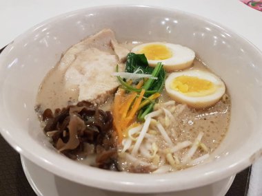 Kore baharatlı hazır şehriye, Ramyun. Yumurta sarısı, kimçi ve mutfak gereçleri.