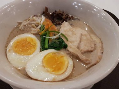 Kore baharatlı hazır şehriye, Ramyun. Yumurta sarısı, kimçi ve mutfak gereçleri.