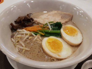 Kore baharatlı hazır şehriye, Ramyun. Yumurta sarısı, kimçi ve mutfak gereçleri.