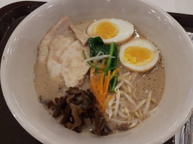 Kore baharatlı hazır şehriye, Ramyun. Yumurta sarısı, kimçi ve mutfak gereçleri.