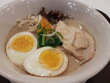 Kore baharatlı hazır şehriye, Ramyun. Yumurta sarısı, kimçi ve mutfak gereçleri.