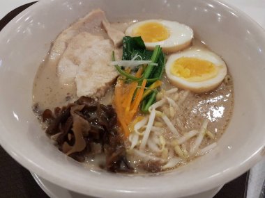 Kore baharatlı hazır şehriye, Ramyun. Yumurta sarısı, kimçi ve mutfak gereçleri.