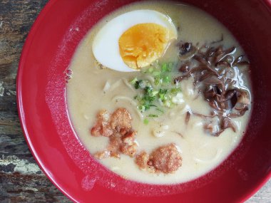 Kore baharatlı hazır şehriye, Ramyun. Yumurta sarısı, kimçi ve mutfak gereçleri.