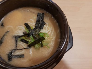 Kore baharatlı hazır şehriye, Ramyun. Yumurta sarısı, kimçi ve mutfak gereçleri.