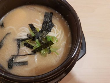 Kore baharatlı hazır şehriye, Ramyun. Yumurta sarısı, kimçi ve mutfak gereçleri.