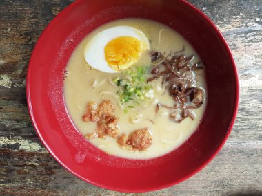 Kore baharatlı hazır şehriye, Ramyun. Yumurta sarısı, kimçi ve mutfak gereçleri.