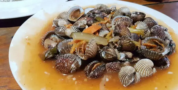Tatlı Ekşi Deniz Tarakları Işlenmiş Taze Kabuklu Deniz Ürünleri Acı — Stok fotoğraf