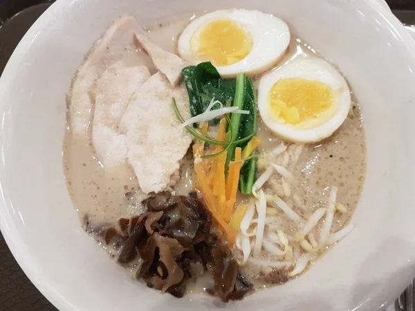 Fideos Instantáneos Picantes Coreanos Ramyun Con Yema Huevo Kimchi Utensilios —  Fotos de Stock