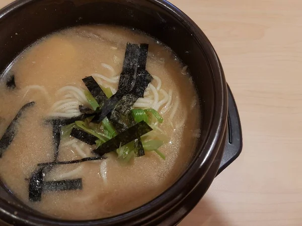 Κορεάτικα Πικάντικα Στιγμιαία Noodle Ramyun Κρόκο Αυγού Kimchi Και Διατροφικά — Φωτογραφία Αρχείου