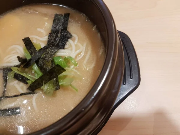 Nouilles Instantanées Épicées Coréennes Ramyun Avec Jaune Oeuf Kimchi Ustensiles — Photo