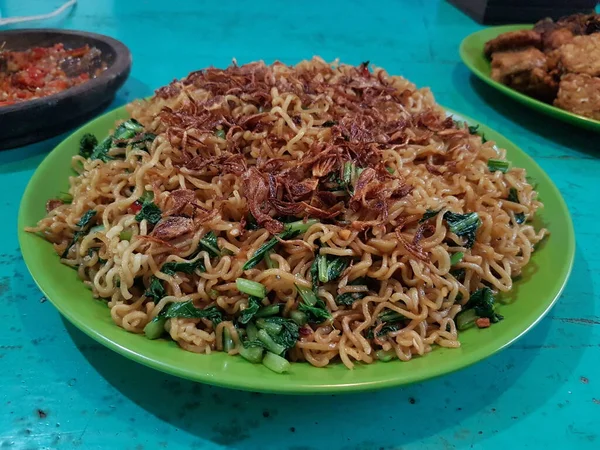 Kwetiau Goreng Prato Macarrão Arroz Plano Frito Indonésio Chinês Feito — Fotografia de Stock