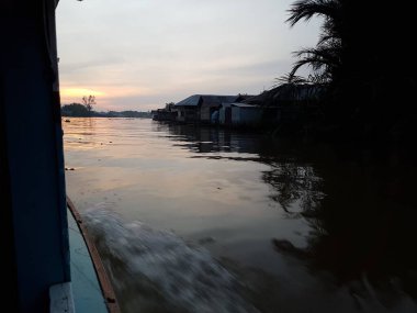 Kahayan mahakam nehrinin üzerinde turuncu gün batımı