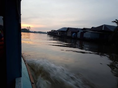 Kahayan mahakam nehrinin üzerinde turuncu gün batımı