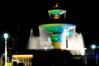 Muhteşem dans eden çeşme Parlak ve güzel renklerle