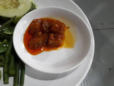 Endonezya özel baharatları acı biber ve sambal denilen domates malzemeleri.