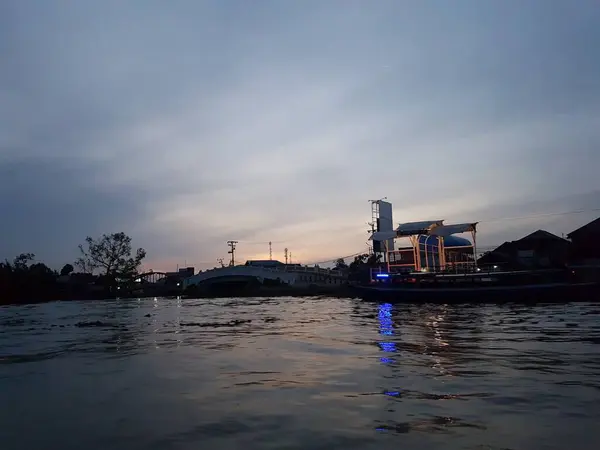 Kahayan Mahakam Nehrinin Üzerinde Turuncu Gün Batımı — Stok fotoğraf