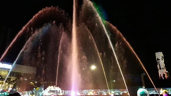 Der Erstaunliche Tanzende Brunnen Mit Leuchtenden Und Schönen Farben — Stockfoto