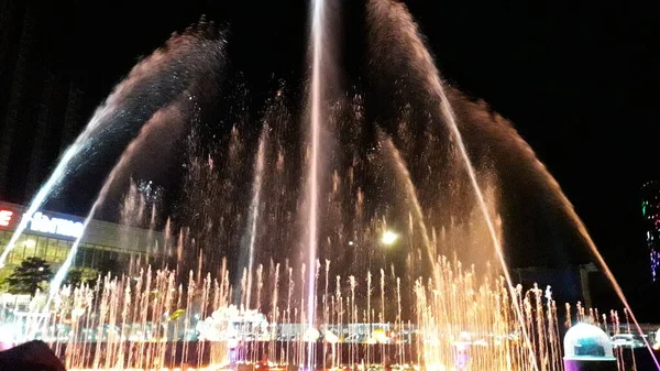 Der Erstaunliche Tanzende Brunnen Mit Leuchtenden Und Schönen Farben — Stockfoto