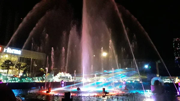 Der Erstaunliche Tanzende Brunnen Mit Leuchtenden Und Schönen Farben — Stockfoto