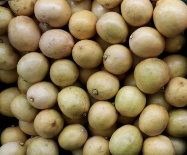 Pazarda taze portakal yığınları satılır. Vücudun C vitamininden bağışıklık kazanması vücuda yararlı olabilir.