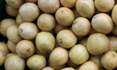 Pazarda taze portakal yığınları satılır. Vücudun C vitamininden bağışıklık kazanması vücuda yararlı olabilir.