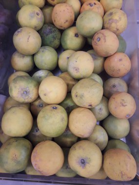 Pazarda taze portakal yığınları satılır. Vücudun C vitamininden bağışıklık kazanması vücuda yararlı olabilir.