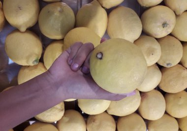 Pazarda taze portakal yığınları satılır. Vücudun C vitamininden bağışıklık kazanması vücuda yararlı olabilir.