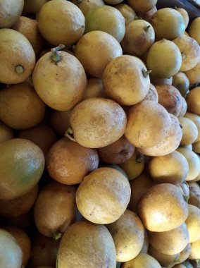 Pazarda taze portakal yığınları satılır. Vücudun C vitamininden bağışıklık kazanması vücuda yararlı olabilir.