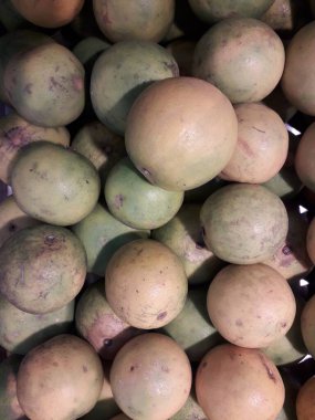 Pazarda taze portakal yığınları satılır. Vücudun C vitamininden bağışıklık kazanması vücuda yararlı olabilir.