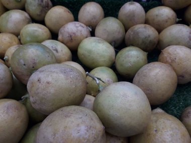 Pazarda taze portakal yığınları satılır. Vücudun C vitamininden bağışıklık kazanması vücuda yararlı olabilir.