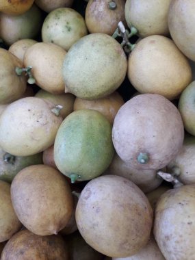 Pazarda taze portakal yığınları satılır. Vücudun C vitamininden bağışıklık kazanması vücuda yararlı olabilir.