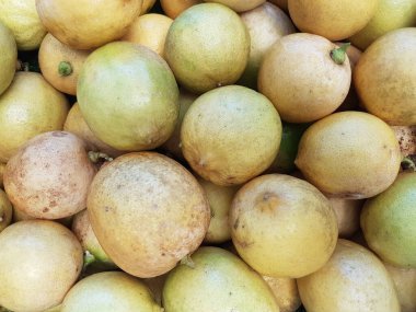 Pazarda taze portakal yığınları satılır. Vücudun C vitamininden bağışıklık kazanması vücuda yararlı olabilir.