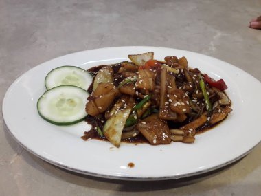 mürekkep balığı. Çin usulü kızarmış kalamar, karabiber, sarımsak ve soya soslu Asya yemeği.