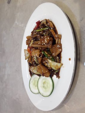 mürekkep balığı. Çin usulü kızarmış kalamar, karabiber, sarımsak ve soya soslu Asya yemeği.