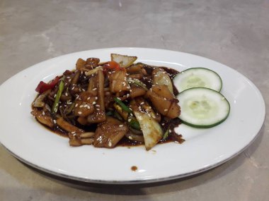 mürekkep balığı. Çin usulü kızarmış kalamar, karabiber, sarımsak ve soya soslu Asya yemeği.