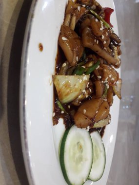 mürekkep balığı. Çin usulü kızarmış kalamar, karabiber, sarımsak ve soya soslu Asya yemeği.