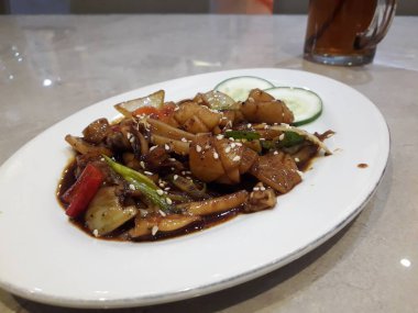 mürekkep balığı. Çin usulü kızarmış kalamar, karabiber, sarımsak ve soya soslu Asya yemeği.