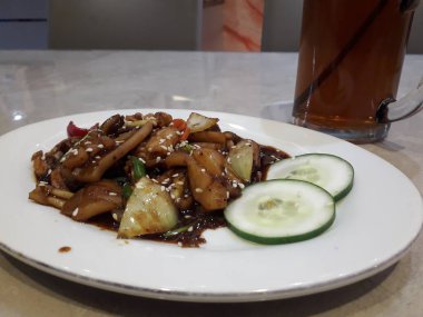 mürekkep balığı. Çin usulü kızarmış kalamar, karabiber, sarımsak ve soya soslu Asya yemeği.