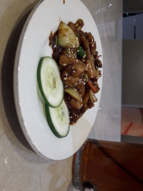 mürekkep balığı. Çin usulü kızarmış kalamar, karabiber, sarımsak ve soya soslu Asya yemeği.