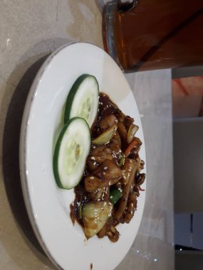 mürekkep balığı. Çin usulü kızarmış kalamar, karabiber, sarımsak ve soya soslu Asya yemeği.