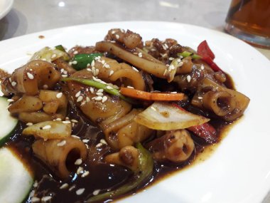 mürekkep balığı. Çin usulü kızarmış kalamar, karabiber, sarımsak ve soya soslu Asya yemeği.