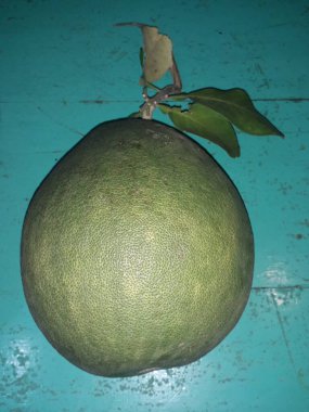 Tabakta Pomelo Fruit. Greyfurt, Jeruk Bali veya Bali Pomelo Fruit. Endonezya 'daki Büyük Portakallar Bali Portakalları veya Jeruk Bali olarak bilinir..