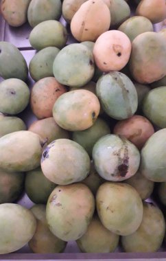 Pazarda satılık bir sürü mango, tropikal meyve dokusu, sağlıklı organik gıda düzlüğü.