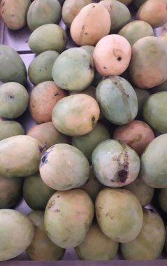 Pazarda satılık bir sürü mango, tropikal meyve dokusu, sağlıklı organik gıda düzlüğü.