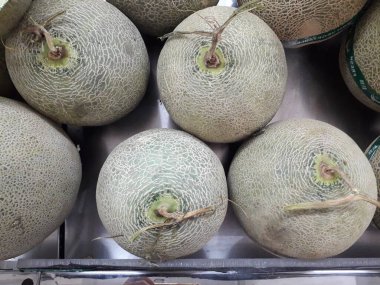 Yakın çekim birçok kavun. Yaz tepsi Pazar Tarım Çiftlik organik meyve dolu. Sağlıklı beslenme. (seçici odak)