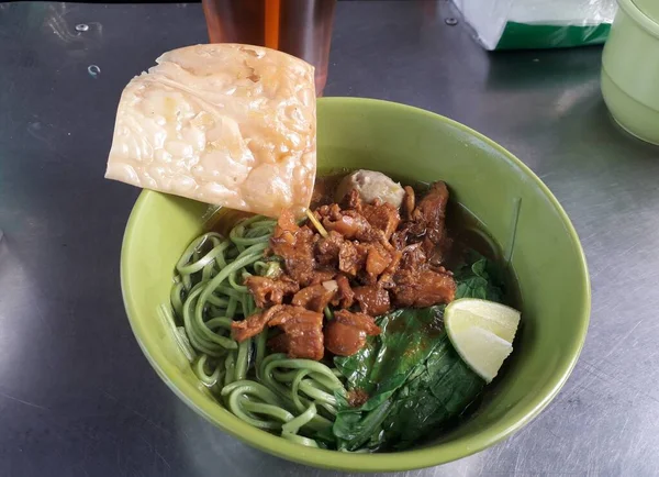 Prato Tradicional Feito Macarrão Com Adição Verdes Mostarda Seu Lugar — Fotografia de Stock