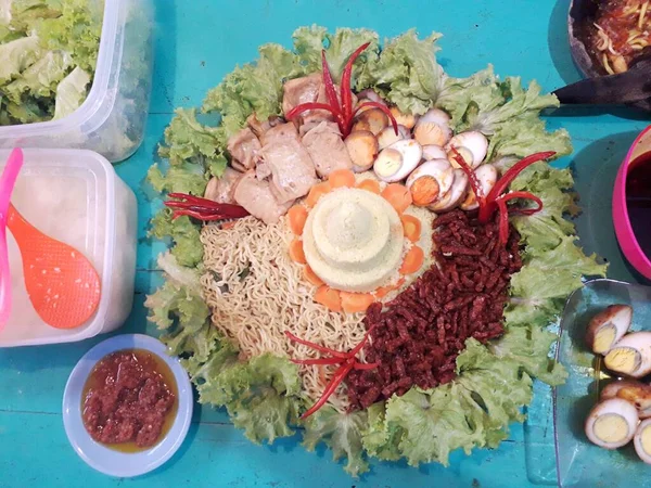Alimento Indonesio Hecho Arroz Amarillo Decorado Con Verduras Frescas Llamado — Foto de Stock