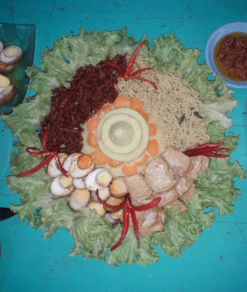Alimentos Indonésios Feitos Arroz Amarelo Decorado Com Legumes Frescos Chamados — Fotografia de Stock