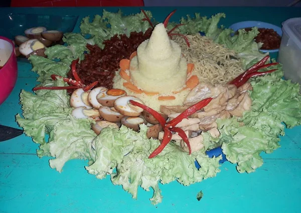 Sárga Rizsből Készült Indonéz Étel Friss Zöldségekkel Díszítve Neve Tumpeng — Stock Fotó